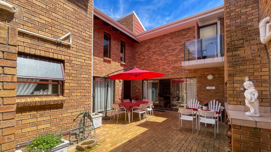 5 Bedroom Property for Sale in Glentana Western Cape